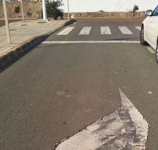 Señal de tráfico pintada sobre el asfalto (Foto TA)